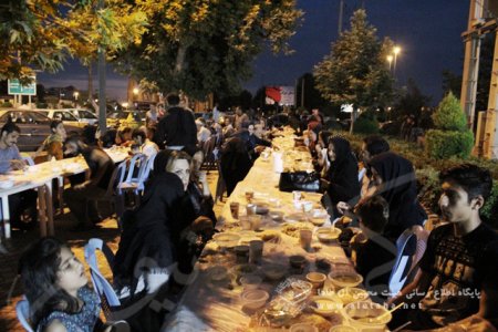 گزارش تصویری مراسم افطاری عمومی در جلوی حسینیه آل طاها آمل